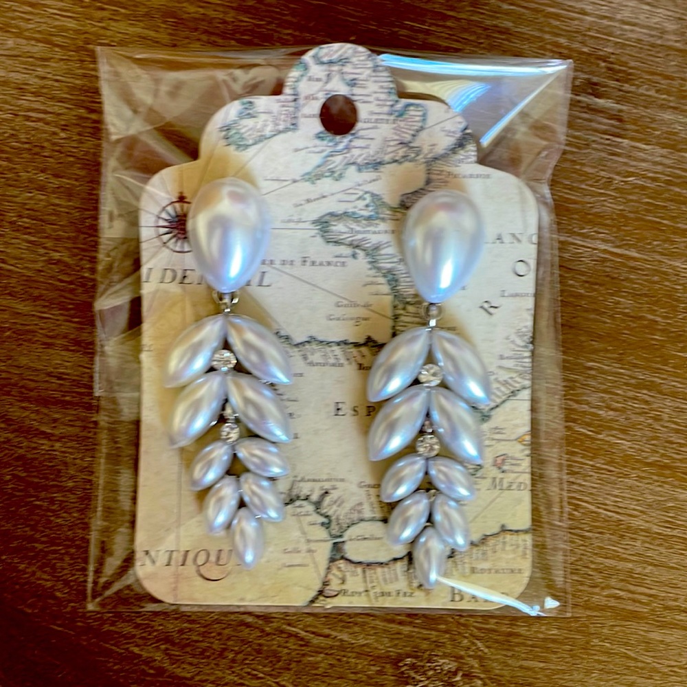 Pearlescent Drop Statement Earrings - image 1